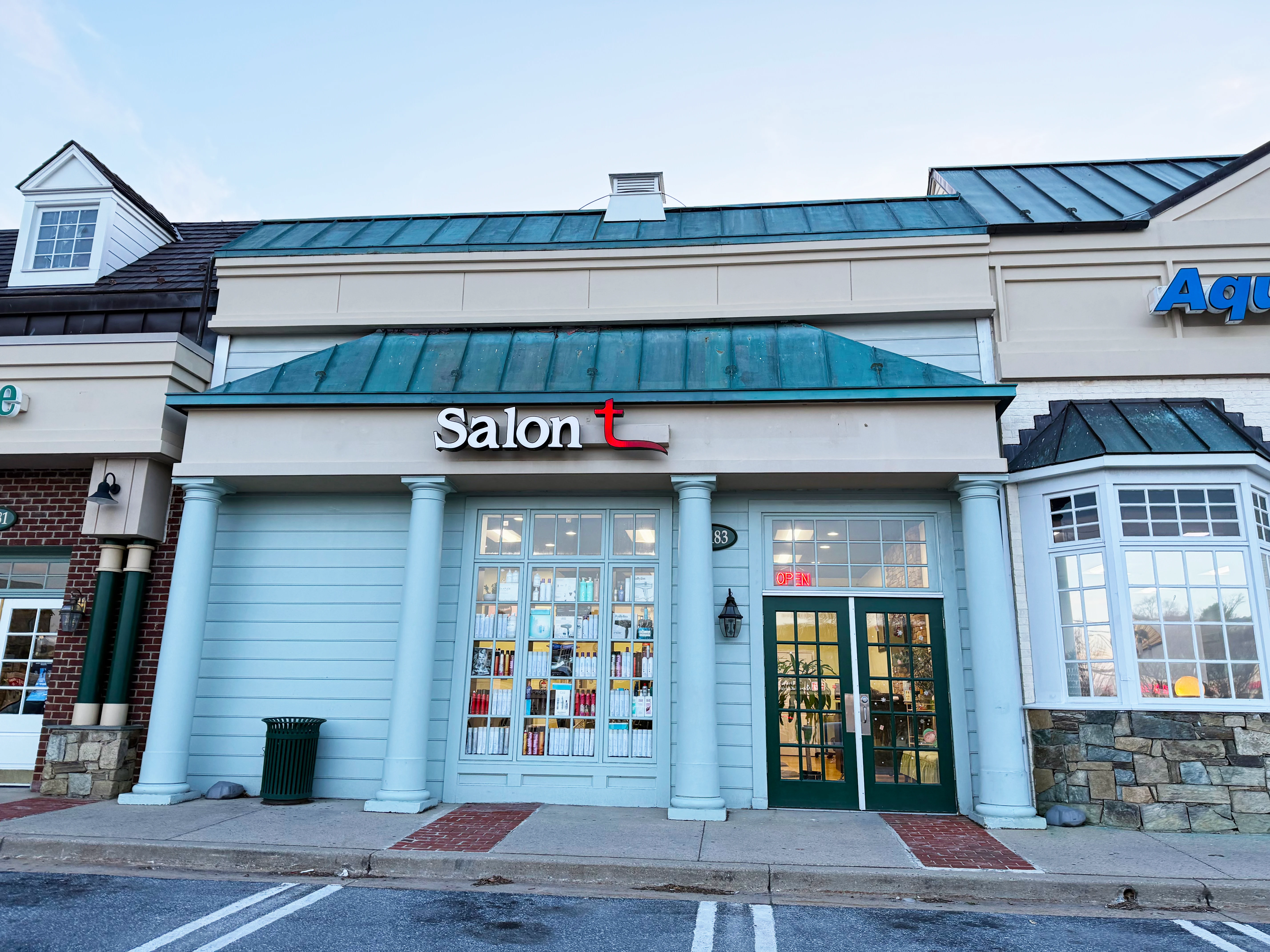 Salon T exterior
